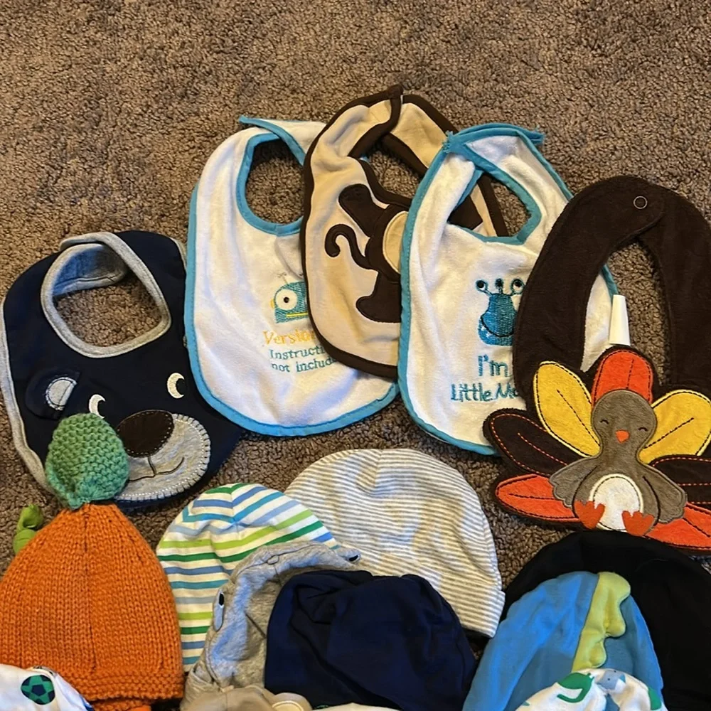 Newborn babyboy hat, bibs and mittens bundle!